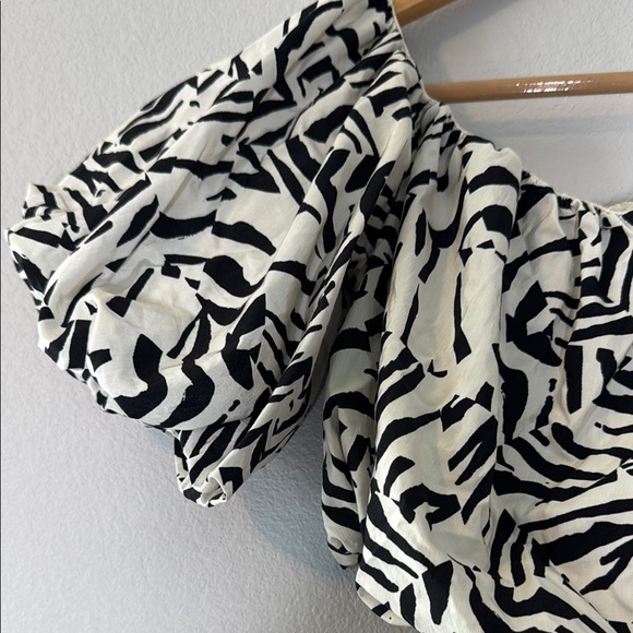 A New Day Black and Cream Ruffled Crop Blouse Size Small - Picture 3 of 13